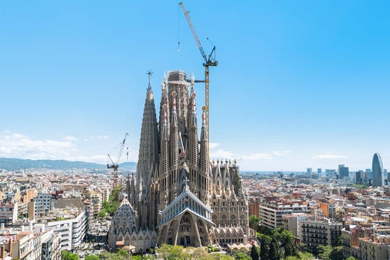 Liebherr-Krane aus Oberschwaben vollenden höchsten Kirchturm der Welt – Ulmer Münster verliert Rekord