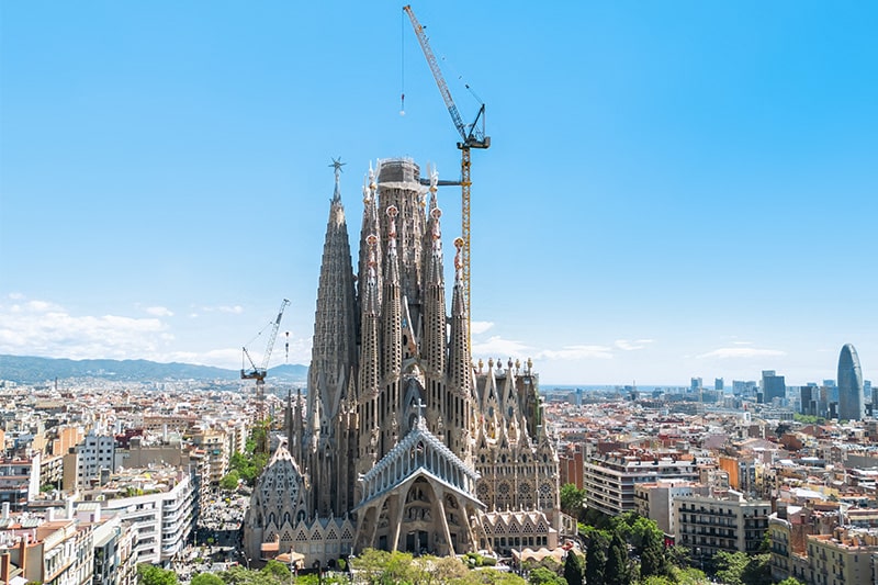 Liebherr-Krane aus Oberschwaben vollenden höchsten Kirchturm der Welt – Ulmer Münster verliert Rekord