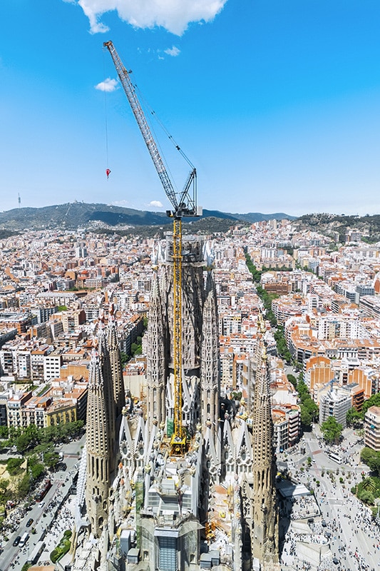 Liebherr-Krane aus Oberschwaben vollenden höchsten Kirchturm der Welt – Ulmer Münster verliert Rekord liebherr 710 hc l 125 hc l sagrada familia 03 96dpi
