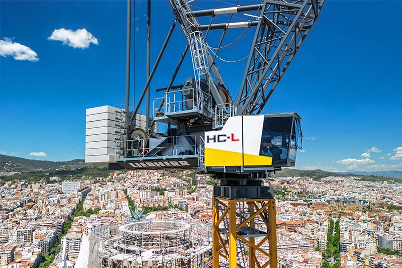 Liebherr-Krane aus Oberschwaben vollenden höchsten Kirchturm der Welt – Ulmer Münster verliert Rekord liebherr 710 hc l 125 hc l sagrada familia 04 96dpi