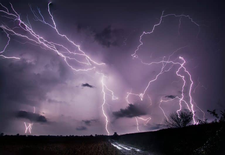 Amtliche UNWETTERWARUNUNG: Schweres Gewitter im Anmarsch – DWD warnt den Süden Baden-Württembergs