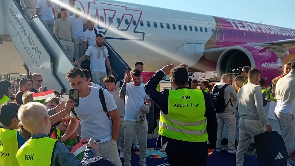 EM-Gruppengegner Deutschlands: Ungarns Nationalmannschaft in Friedrichshafen gelandet