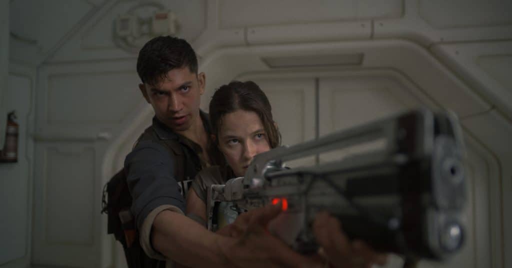 (V-L): Archie Renaux als Tyler und Cailee Spaeny als Rain Carradine in 20th Century Studios' ALIEN: ROMULUS.

