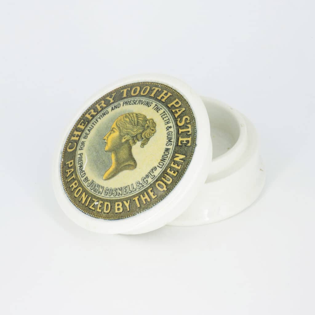 „TITANIC – Die Ausstellung“ in Ludwigsburg: Das legendäre Schiff hautnah erleben 4 Eine originale Dose von der Titanic, geborgen von Tauchgängen zum Wrack. Dieses Artefakt bietet einen authentischen Einblick in den Alltag an Bord des legendären Schiffes.