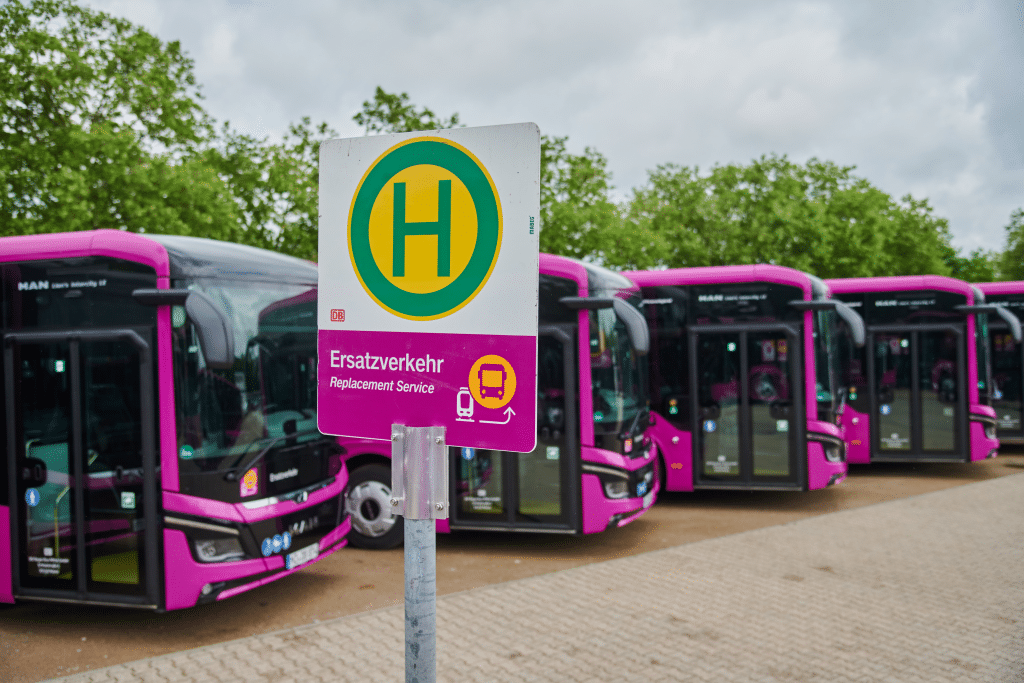 DB-Ersatzverkehr Riedbahn: Bahn zeigt sich mit Start zufrieden – 150 Busse zwischen Frankfurt und Mannheim im Einsatz