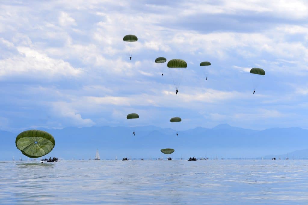 Fallschirmjäger machen Bodensee zur Landezone: Spektakuläre Bundeswehrübung startet