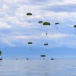 Bundeswehrübung im Bodenseekreis: Fallschirmjäger springen in den Bodensee