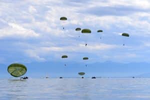 Bundeswehrübung im Bodenseekreis: Fallschirmjäger springen in den Bodensee