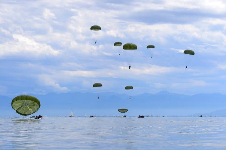 Fallschirmjäger machen Bodensee zur Landezone: Spektakuläre Bundeswehrübung startet