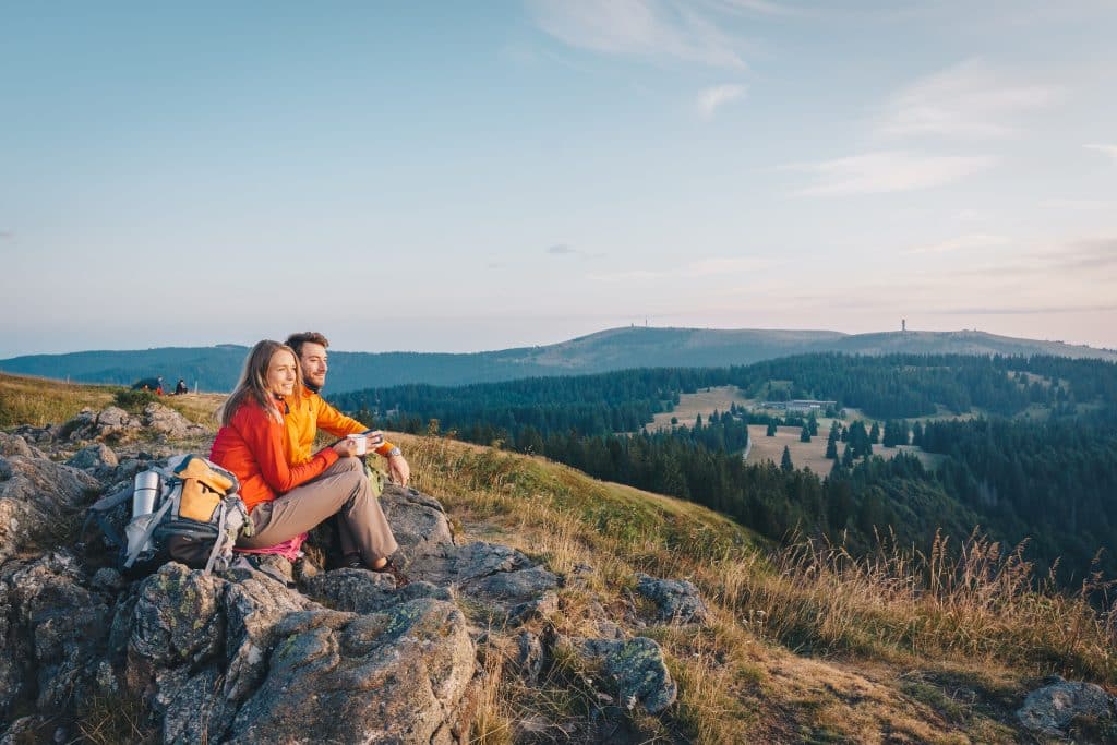 Wandern 2.0: Neue App macht Wandern im Schwarzwald zum digitalen Erlebnis 3 Wanderpaar am Herzogenhorn im südlichen Schwarzwald