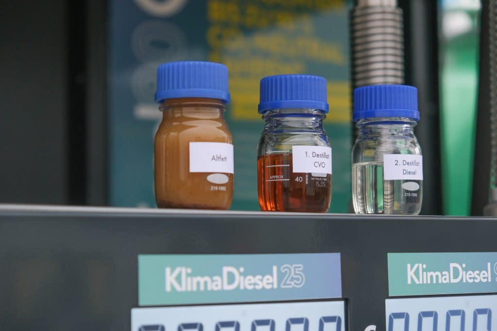 HVO100: Neuer Wunder-Diesel oder gefährliche Mogelpackung? Klima Kraftstoffe Flaeschchen 1