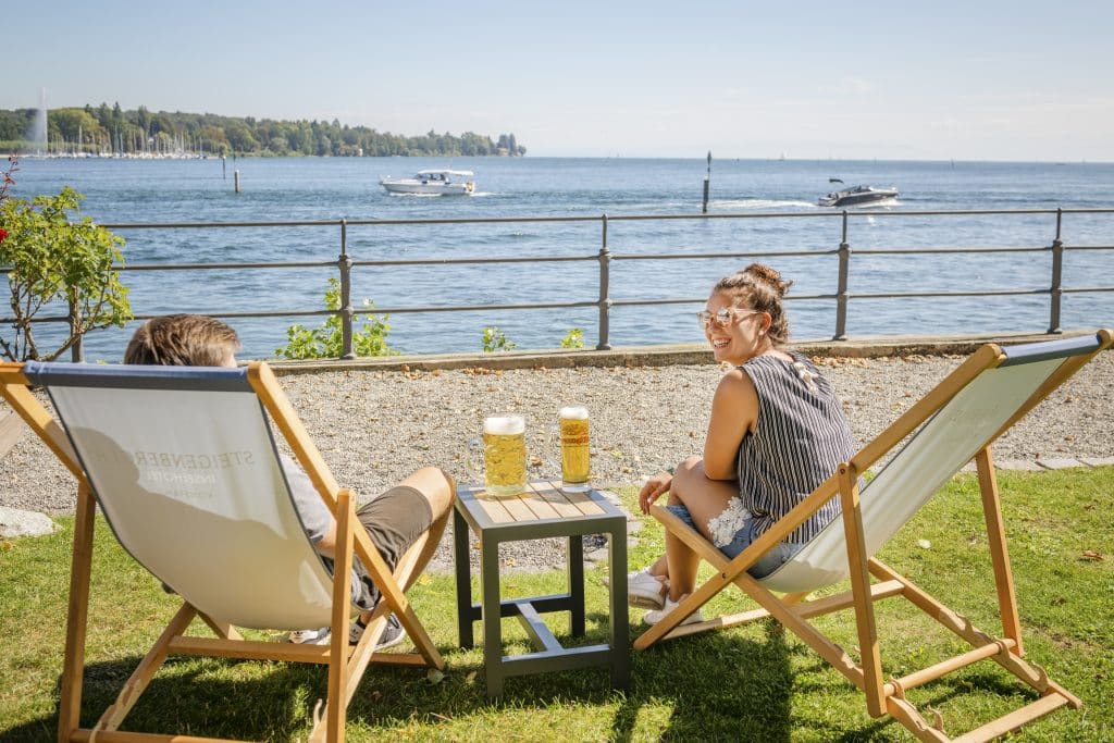 Erfrischung in Konstanz: 4 coole Tipps für heiße Sommertage Konstanz Bodensee Biergarten Inselhotel Trinken Bier Liegestuhl 01 Copyright MTK Dagmar Schwelle
