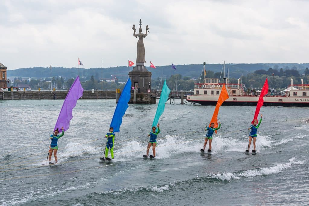 Konstanz feiert den Sommer: Seenachtfest und Stadtgartenfest locken an den Bodensee 1 Wasserskishow des DSMC,