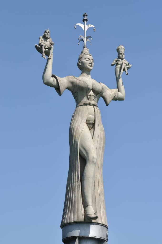 Die Imperia in der Hafeneinfahrt in Konstanz
