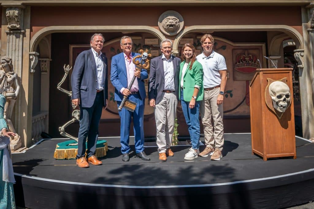 Europa-Park: Rückkehr der Kult-Attraktion – „Geisterschloss“ kehrt als „Castello dei Medici“ im zurück 3 Charles Botta, Roland Mack, Jürgen Mack, Ann-Kathrin Mack und Thomas Mack