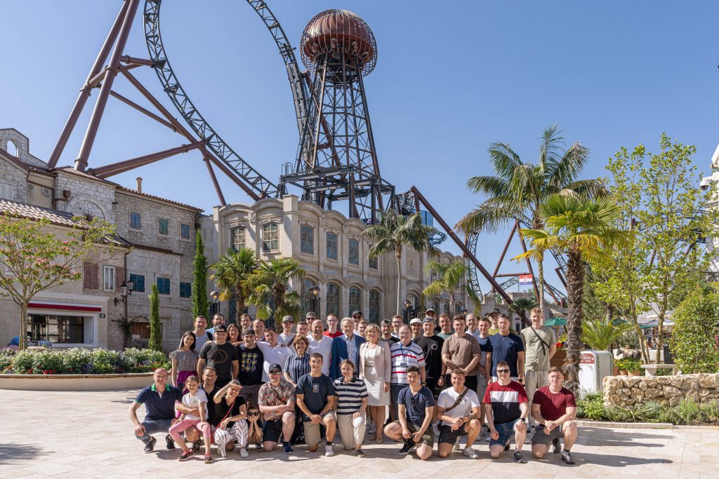 Gardisten tauschen Hellebarde gegen Achterbahn: Päpstliche Schweizergarde im Adrenalinrausch im Europa-Park 1 Die Schweizergarde gemeinsam mit Jürgen und Mauritia Mack im neuen Kroatischen Themenbereich