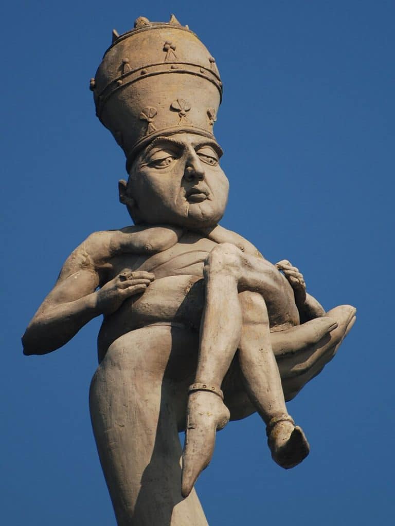  Die Figur des Papst Martin V. in der linken Hand der Imperia