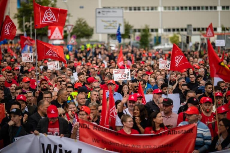 10.000 bei Kundgebung in Sindelfingen: Mercedes-Benz-Beschäftigte protestieren gegen geplanten Verkauf