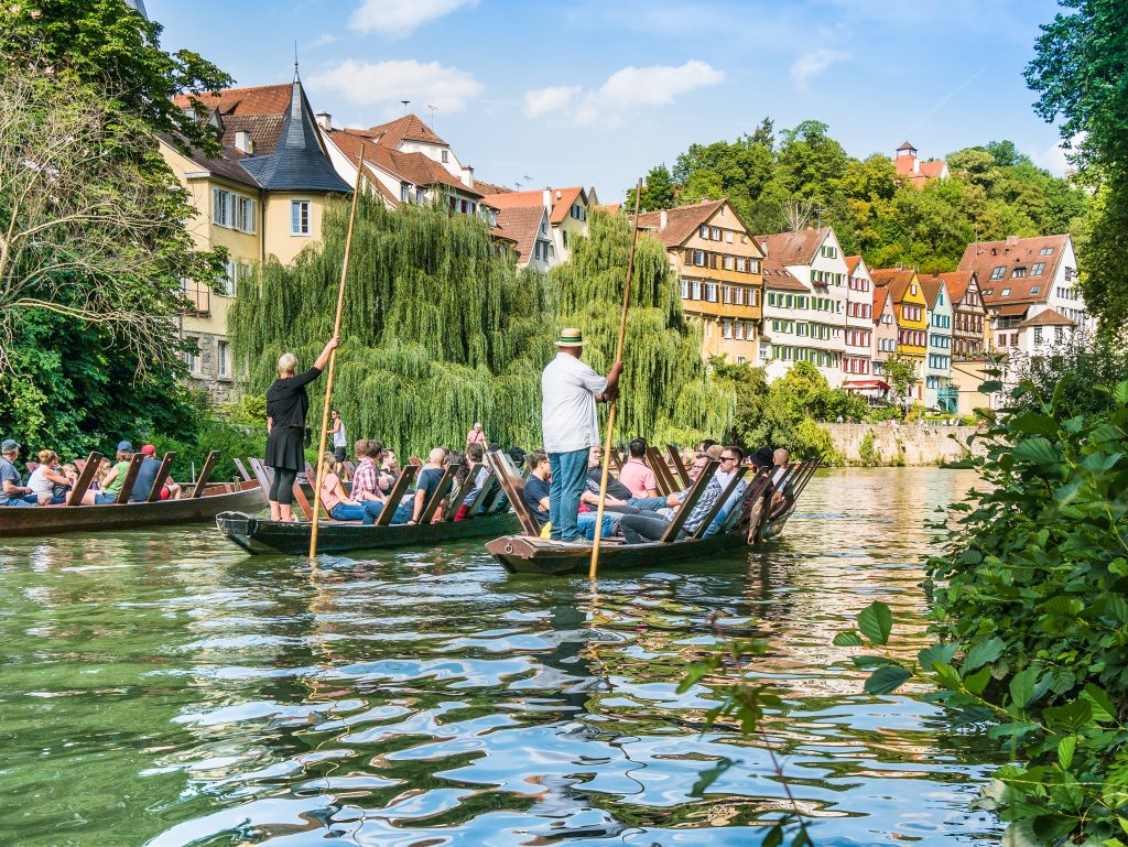 Stocherkahnfahrt auf dem Neckar in Tübingen.