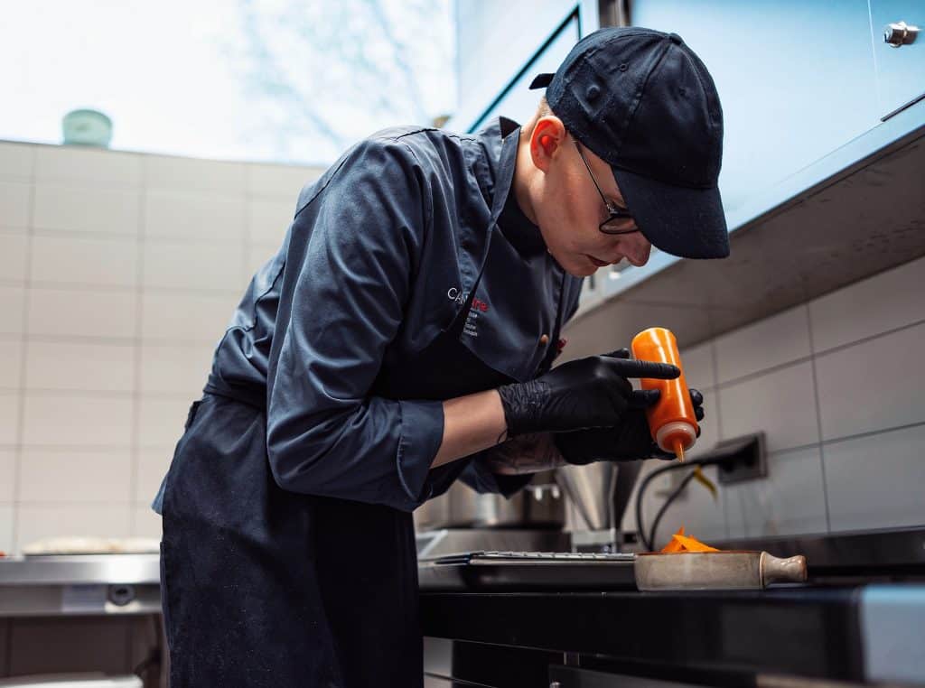 Anne Manzius, Gewinnerin des Sweet Taste Awards, bei der Arbeit in der Patisserie.
