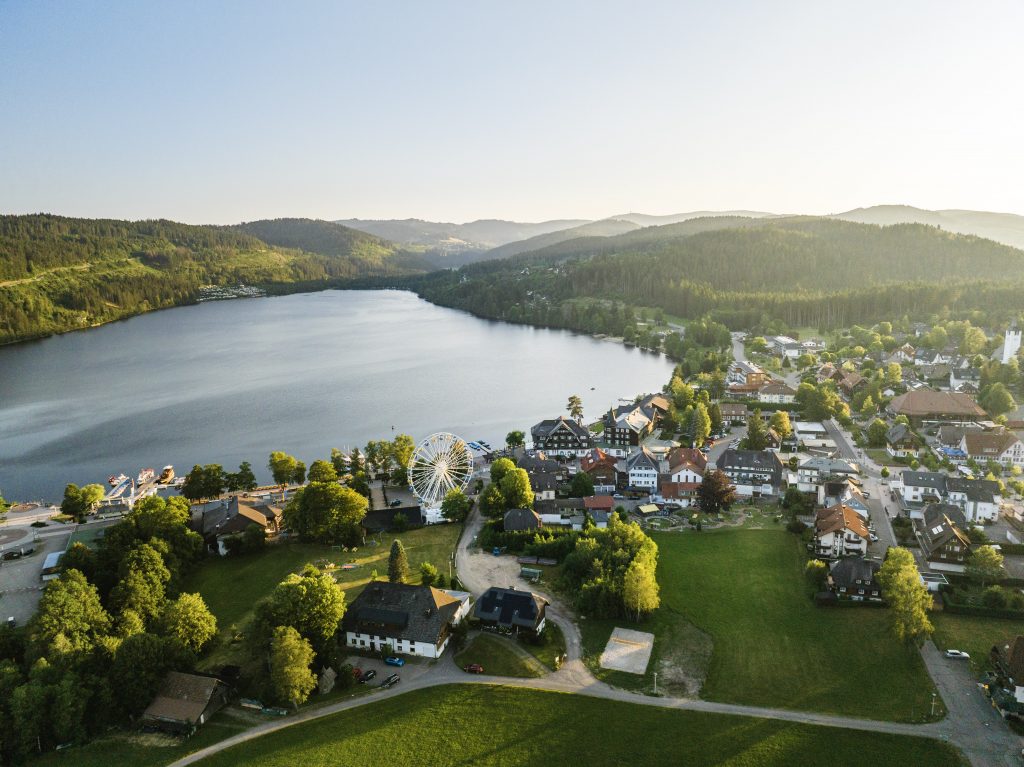 Wandertipp: „Rund um den tiefblauen Titisee“– Ein Wanderjuwel im Schwarzwald