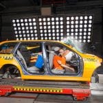Lebensgefahr: Crashtest mit Füßen auf dem Armaturenbrett. Kopf und Beine prallen aufeinander.