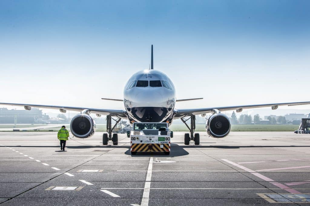 FLUGZEUG MIT PUSHBACK Flughafen Stuttgart