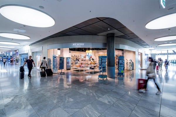 Der Flughafen Stuttgart punktet nicht nur mit Pünktlichkeit, sondern auch mit einer Vielzahl an Einkaufsmöglichkeiten und gastronomischen Angeboten.

