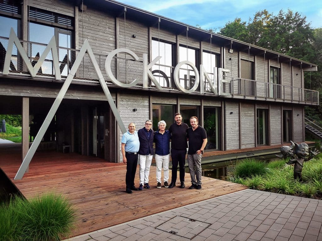 Prof. Dr. Bernd Eberhardt (HdM Stuttgart), Sven Meyer (Techn. Direktor Staatstheater Stuttgart und freier Berater), Matthias Hauser (CEO MSC Stuttgart, Alexander Bouquet (Executive Director MACK One) und Michael Mack (geschäftsführender Gesellschafter Europa-Park und CEO & Founder MACK One) (v.l.n.r.) freuen sich über die gemeinsame Initiative MACK Research
