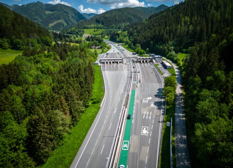 ADAC enthüllt Geheimtipps für stressfreie Urlaubsfahrt: So umgeht ihr Maut-Chaos und Staus