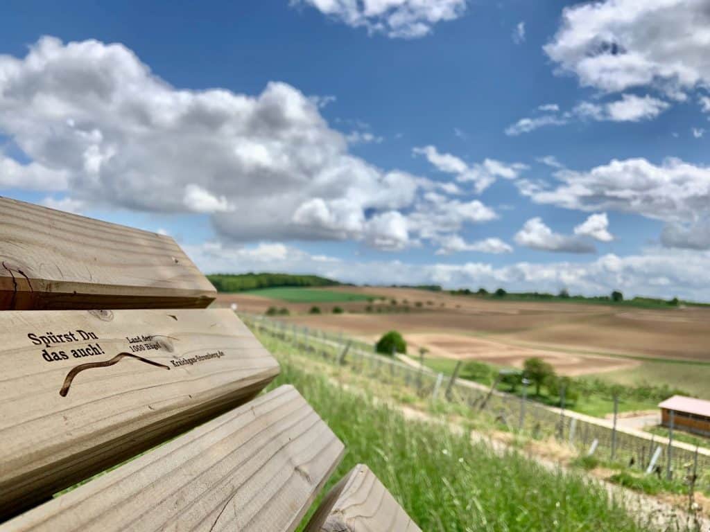 Kraichgau-Stromberg: Entspannung pur – über 100 Hügel-Sofas im Land der 1000 Hügel laden zum Relaxen ein 20.4 InfostandNeuenbuergHuegelsofaDF StadtKraichtal CCBYSA