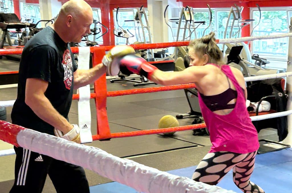Die ehemalige Profi-Boxerin Regina Halmich mit ihrem Trainer Torsten Schmitz in Berlin.

