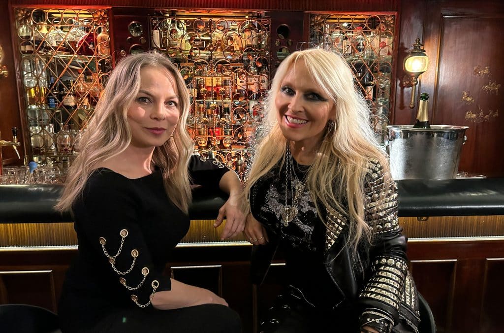 Geballte Power: Mit ihrer besten Freundin Rockröhre Doro Pesch feiert Regina Halmich gerne. Doro hat bei vielen Kämpfen mitgefiebert und live im Ring gesungen.
