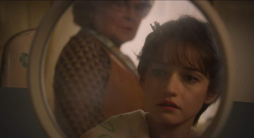 L-R Dianne Wiest als Minnie Castavet und Julia Garner als Terry Gionoffrio in "Apartment 7A",
