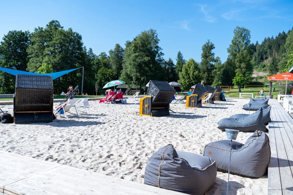 Strandbereich mit Sitzsäcken und Strandkörben im Freibad am Titisee
