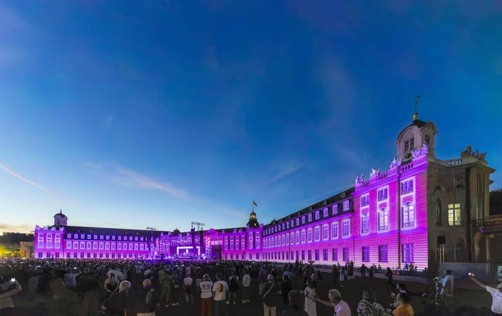 Starkes Statement und zweimal ausverkauft: Grönemeyer elektrisiert 40.000 Fans vor dem Karlsruher Schloss 1 Starkes Statement und zweimal ausverkauft: Grönemeyer elektrisiert 40.000 Fans vor dem Karlsruher Schloss Groenemeyer KME 2024 JuergenRoesner 0027