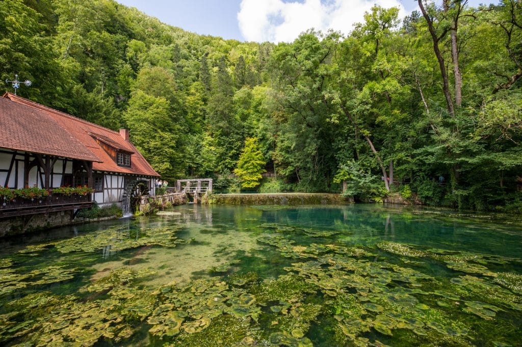 Vier Jahre gesperrt: Sanierung des Touristen- & Insta-Hotspots Blautopf startet in Blaubeuren 3 Historisches Hammerwerk am Abfluss des Blautopf in Blaubeuren