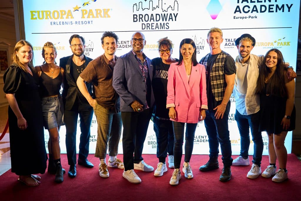 Nachwuchstalente und Profis begebei der „Broadway Dreams Camp Show“ im Europa-Park 2 Katja Mack (Gründerin und Leiterin der TALENT ACADEMY) und Annette Tanner (Mitbegründein und Executive Director Broadway Dreams) gemeinsam mit dem Team des Broadway Dreams Camp