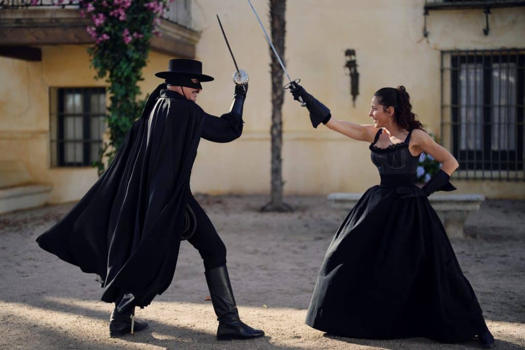 Zorro ist zurück: Paramount+ präsentiert Jean Dujardin in der Hauptrolle – Offizieller Trailer jetzt verfügbar 2 Von links nach rechts: Jean Dujardin als Zorro und Audrey Dana als Gabriela in Zorro, Episode 5, Staffel 1, auf Paramount+