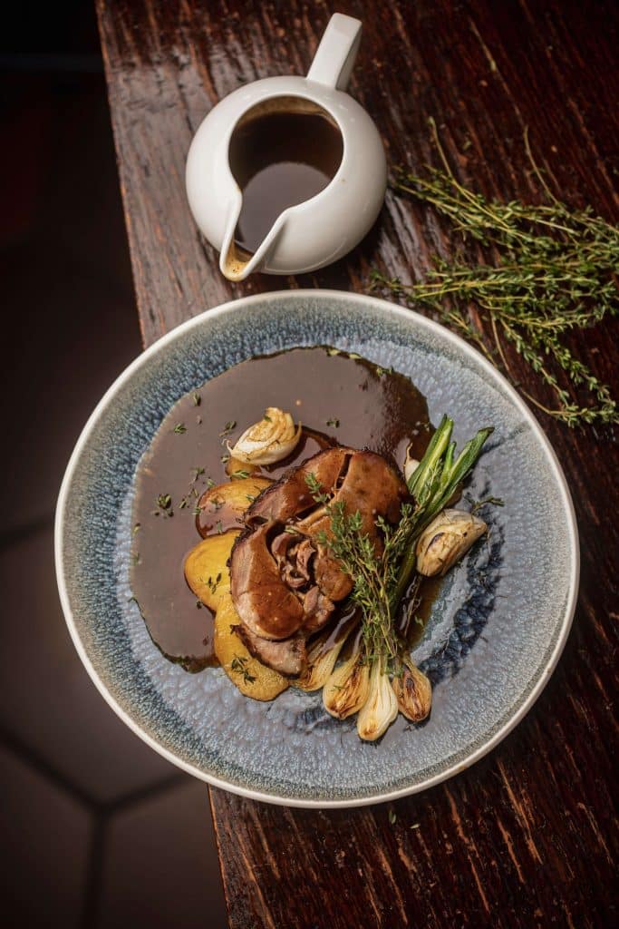 Herbstliche Genüsse: Hochschwarzwälder Kulinarikwochen präsentieren regionale Spezialitäten Zickleinwochen Geschmorte Zickleinkeule %C2%A9Hochschwarzwald Tourismus GmbH 2