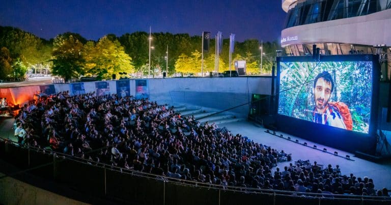 Open Air Kino 2024 am Mercedes-Benz Museum: Filmgenuss unter Sternen