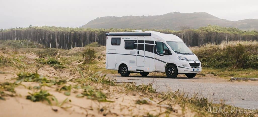 Innen groß und außen klein: schmale teilintegrierte Wohnmobile – eine smarte Alternative im ADAC-Test