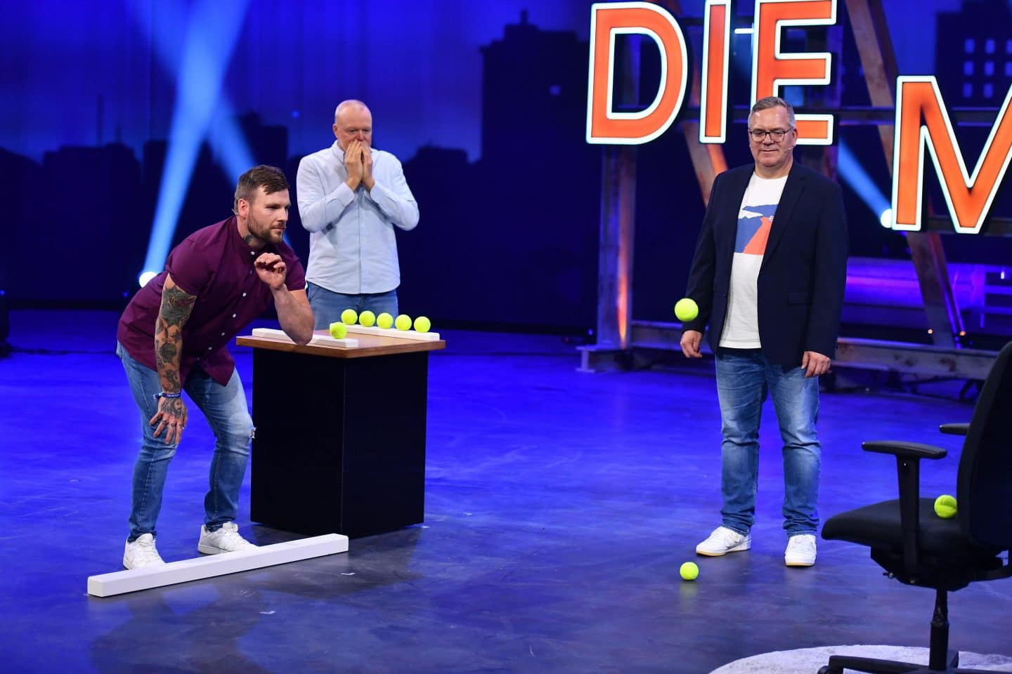 V.l.: Kandidat Oliver Buse, Stefan Raab und Elton beim Bürostuhlwerfen – voller Einsatz und jede Menge Spaß im Studio!