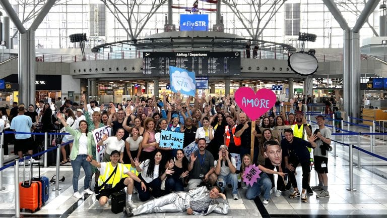 „Jettin‘ Stuggi with it“: MAECKES feiert 100 Jahre Flughafen Stuttgart mit eigener Hymne!