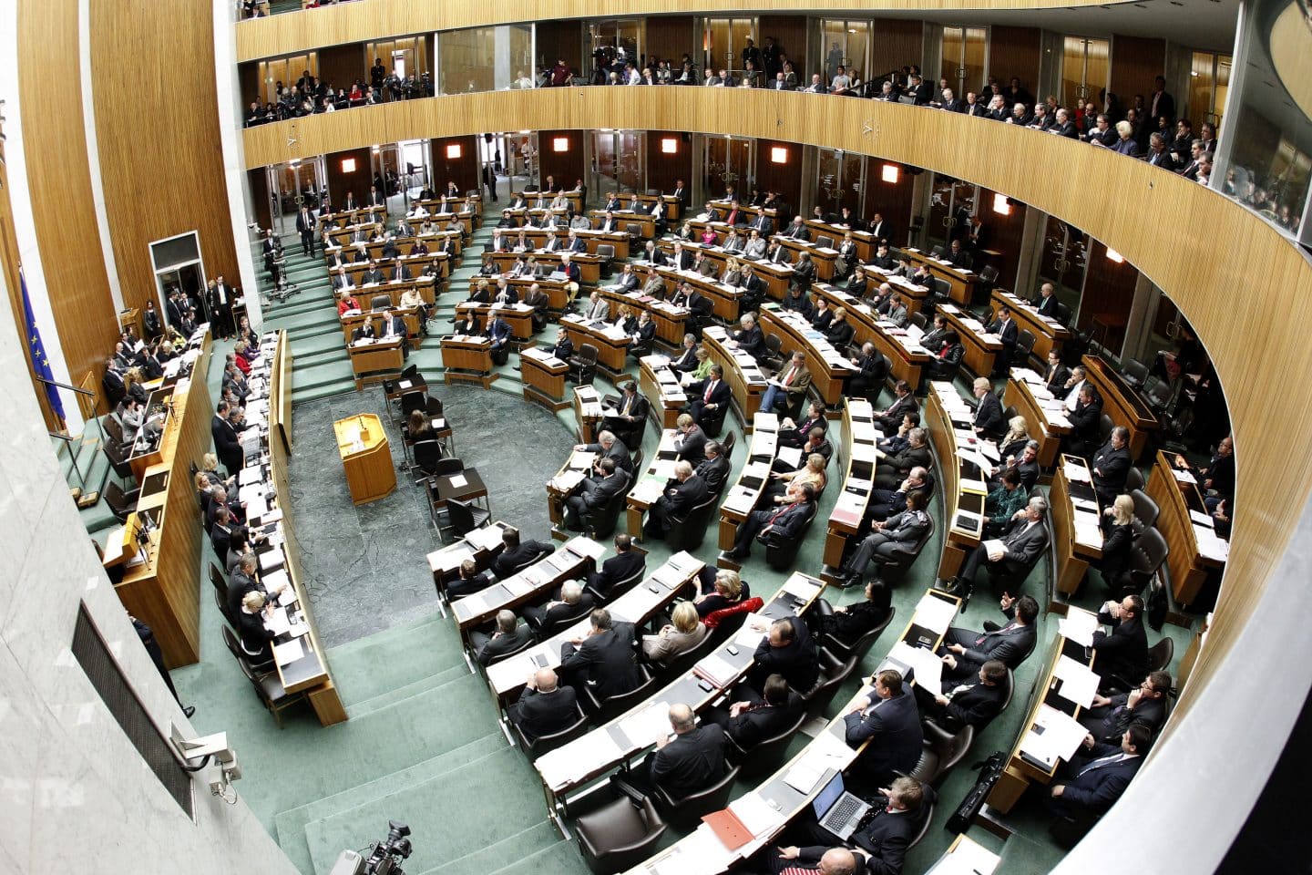 Stimmungsumschwung in Österreich: Tiefe Unzufriedenheit und starke Zugewinne für die FPÖ