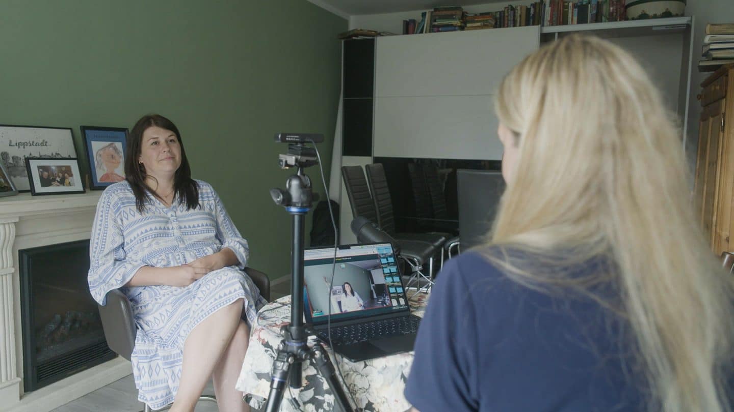 Wir hör'n uns, wenn ich tot bin! - Trauer und KI": Diana und eine weitere Frau sitzen in einem Raum und erstellen einen Videointerview.
