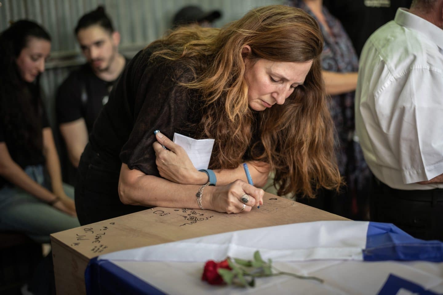 Ricarda Louk muss ihre Tochter Shani zu Grabe tragen. Die 22-jährige Shani wurde auf der Flucht vom Nova-Musik-Festival getötet und in den Gazastreifen verschleppt. Ricarda Louk berichtet in Teil 2 der Mediatheksreihe von ihren schmerzhaften  Erfahrungen.