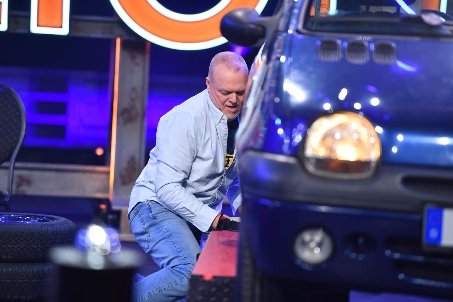 Stefan Raab kämpft in der Reifenwechsel-Challenge – trotz aller Anstrengungen unterliegt er knapp gegen den Berliner DJ Sören Kluge.
