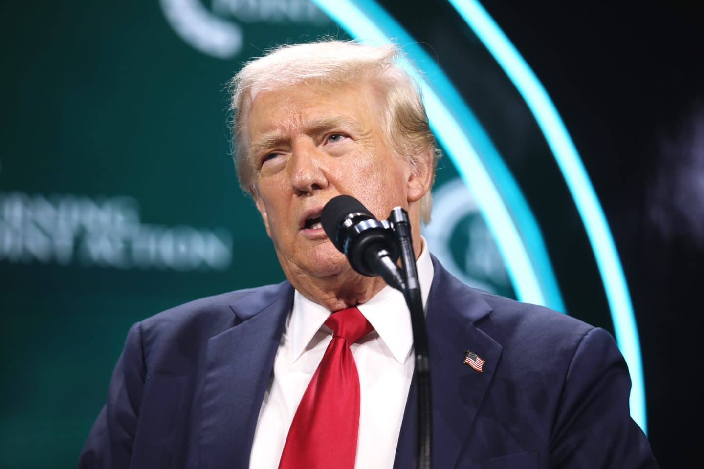 Trump: „Deutschland hat uns ausgenutzt“ – Strafzölle für deutsche Autobauer angedroht!