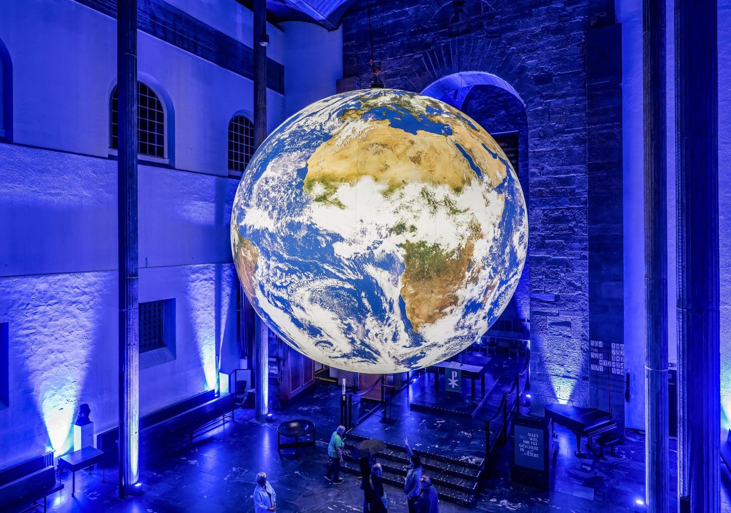 "GAIA": Karlsruhe erlebt das blaue Wunder – Mutter Erde schwebt über dem Altar 1 "GAIA": Karlsruhe erlebt das blaue Wunder – Mutter Erde schwebt über dem Altar GAIA in der Ev. Stadtkirche Karlsruhe Foto ARTIS Uli Deck 1